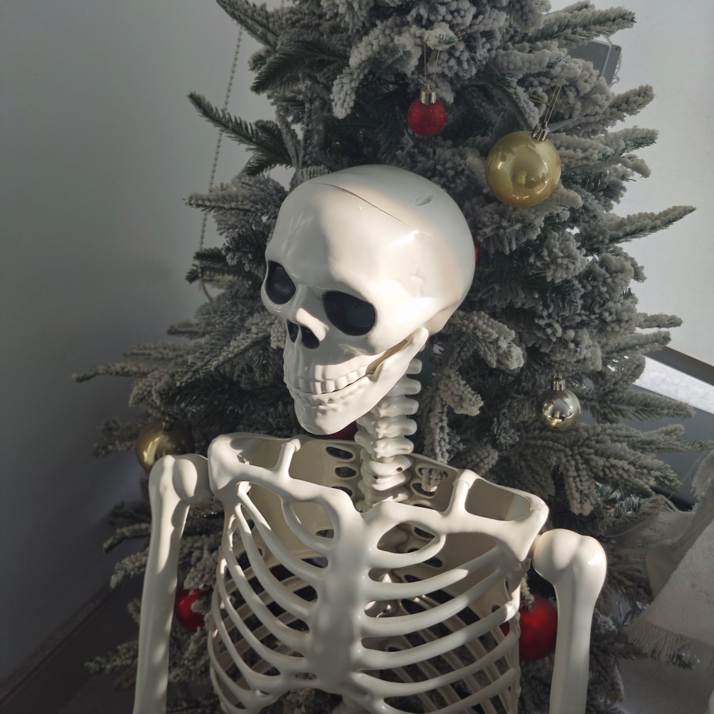 4PCS 5.5FT Skeleton With Red Eyes Shining and Chin Can Move and Can Make A Scary Sound.